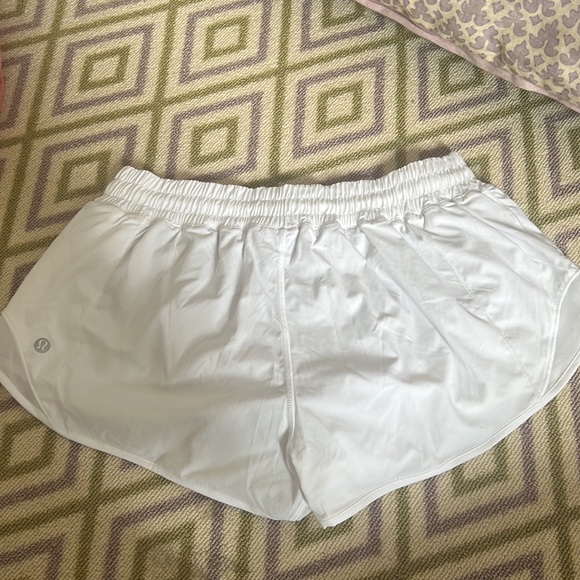 NWT Lululemon hotty hot short 2.5" white - Picture 3 of 4